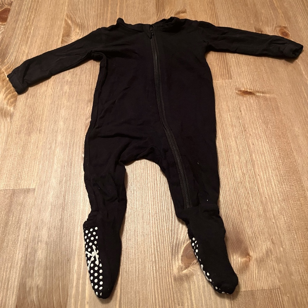 Black NB sized kickee pants zippered one piece. Great condition. Minor pilling.